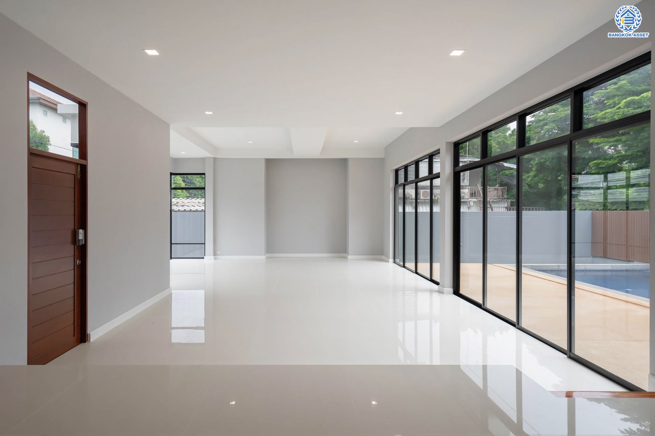 บ้านมือสองตกแต่งใหม่ ม.ซอย พหลโยธิน56 พหลโยธิน บ้านเดี่ยวหลังใหญ่ ภายในตกแต่งหรูหรา บนเนื้อที่เยอะถึง 98.60 ตร.ว. 3 ห้องนอน 3 ห้องน้ำ 2 ที่จอดรถ บรรยากาศเป็นส่วนตัว พร้อมมีสระน้ำในตัว บนพื้นที่กว่า 430 ตร.ม. บนทำเลที่ดี เชื่อมต่อถนน พหลโยธิน, ลำลูกกา, วิภาวดี-รังสิต เดินทางสะดวกใกล้รถไฟฟ้า สถานี "แยก คปอ, คูคต"